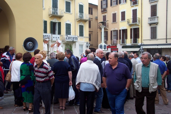 Parmigiano Reggiano DOP: Anno 2004 - Il pubblico partecipa all'evento della produzione del formnaggio in piazza