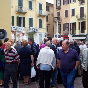 Parmigiano Reggiano DOP: Anno 2004 - Il pubblico partecipa all'evento della produzione del formnaggio in piazza