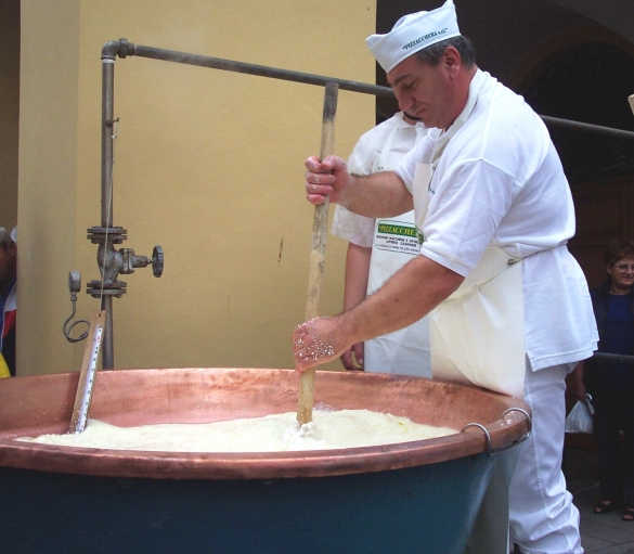 Parmigiano Reggiano DOP: Anno 2004 - Lavorazione del formaggio in piazza