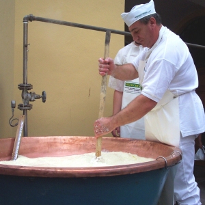 Parmigiano Reggiano DOP: Anno 2004 - Lavorazione del formaggio in piazza