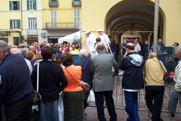 Parmigiano Reggiano DOP: Anno 2004 - Lavorazione del formaggio in piazza