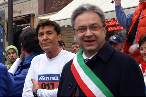 Maratona delle Terre Verdiane: 25 febbraio 2007 - Il Sindaco Tedeschi con Gianni Morandi appassionato maratoneta