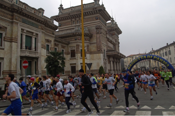 Maratona delle Terre Verdiane: 25 febbraio 2007 - Gli atleti di passaggio da piazza Berzieri