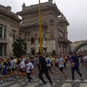 Maratona delle Terre Verdiane: 25 febbraio 2007 - Gli atleti di passaggio da piazza Berzieri