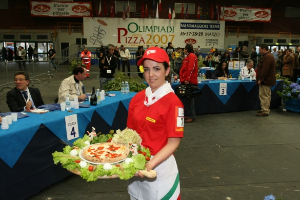 Olimpiadi della Pizza a Salsomaggiore Terme, 26 - 29 marzo 2007: Un concorrente preenta la propria pizza alla giuria