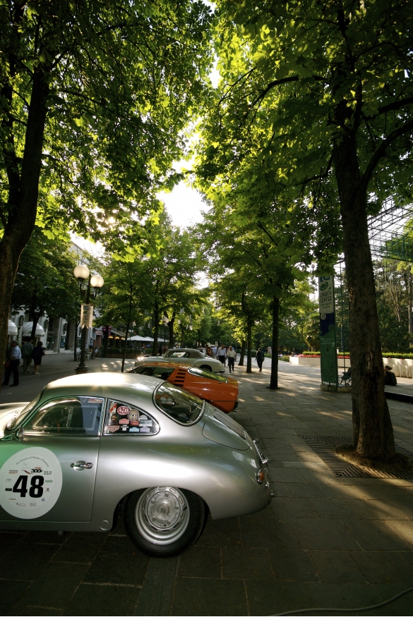 Auto d'Epoca: Anno 2007 - 300 Miglia del Ducato di Parma e Piacenza. Salsomaggiore Terme, auto d'epoca in sosta dopo l'arrivo di tappa.