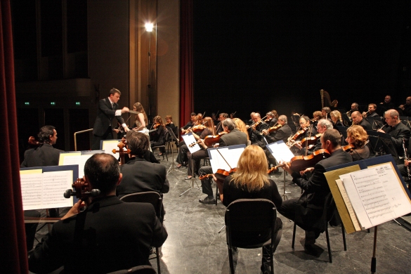 Concerto di Capodanno: L'orchestra sul palco del Teatro Nuovo