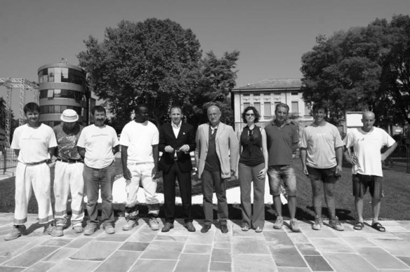 Piazza Lorenzo Berzieri: Il team tecnico che ha lavorato alla ristrutturazione, al centro Massim Cavalli, all'epoca Assessore ai Lavori Pubblici