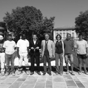 Piazza Lorenzo Berzieri: Il team tecnico che ha lavorato alla ristrutturazione, al centro Massim Cavalli, all'epoca Assessore ai Lavori Pubblici