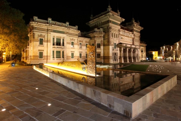 Piazza Lorenzo Berzieri: Vista generale sulla piazza con la fontana luminosa