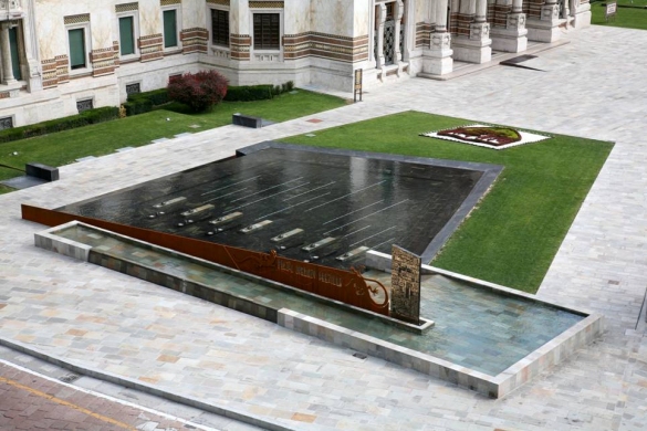  Piazza Lorenzo Berzieri: Dettaglio architettonico prospettiche della fontana