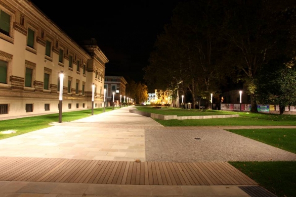 Piazza Lorenzo Berzieri: Dettaglio architettonico con vedute prospettiche dello spazio urbano laterale della piazza