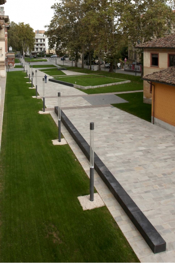 Piazza Lorenzo Berzieri: Dettaglio architettonico con vedute prospettiche dello spazio urbano laterale della piazza