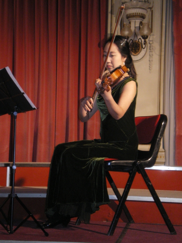 Coro Chan-Yang (Corea del Sud): Anno 2010 -  Esibizione di un violinista del coro