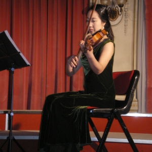 Coro Chan-Yang (Corea del Sud): Anno 2010 -  Esibizione di un violinista del coro