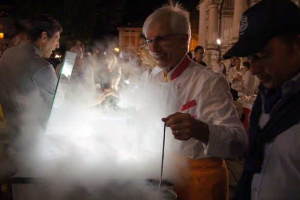 Panettone d'Estate: Il Maestro Gelatiere Corrado Sanelli (Salsomaggiore Terme) con il famoso suo gelato all’azoto