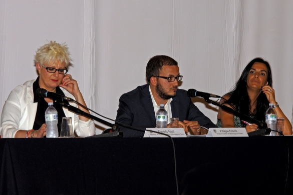 Convegno “Novità introdotte dal Governo: una nuova attenzione al turismo” partecipa il Sottosegretario di Stato del Ministero dei Beni e delle Attività Culturali e del Turismo, Francesca Barracciu: Anno 2014, venerdì 5 settembre - Il tavolo dei relatori, sa sinistra l'Assessore Daniela Isetti, il Sindaco Filippo Fritelli e il Sottosegretario Francesca Barraxiu