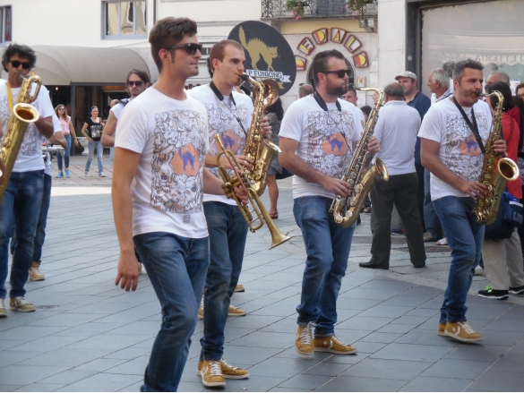 P-Funking Band: Anno 2014 - La Bandi si esibisce in un concerto itinerante per le vie della città