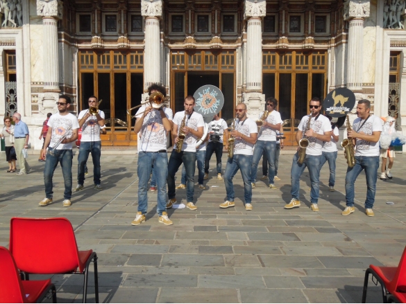 P-Funking Band: Anno 2014 - La Bandi si esibisce in un concerto itinerante per le vie della città