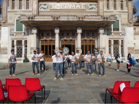 P-Funking Band: Anno 2014 - La Bandi si esibisce in un concerto itinerante per le vie della città