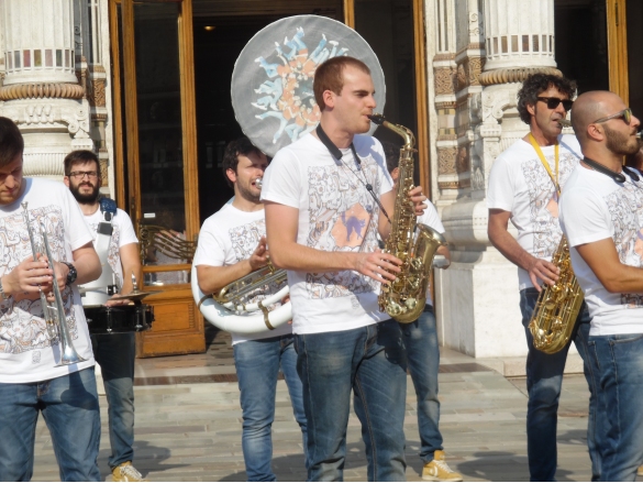P-Funking Band: Anno 2014 - La Bandi si esibisce in un concerto itinerante per le vie della città