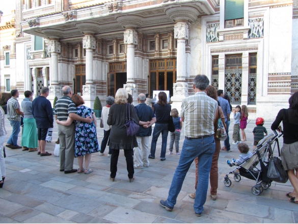Buskers: Anno 2014 - Un artista di strada si esibisce in piazza a Salsomaggiore Terme