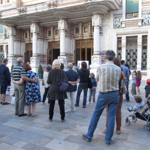Buskers: Anno 2014 - Un artista di strada si esibisce in piazza a Salsomaggiore Terme
