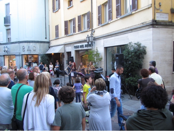 Buskers: Anno 2014 - Il pubblico assiste ad una esibizione di un artista di strada