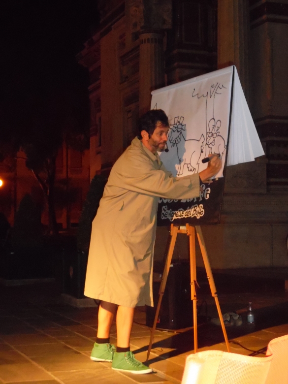 Buskers : Anno 2014 - Un artista di strada si esibisce in piazza a Salsomaggiore Terme