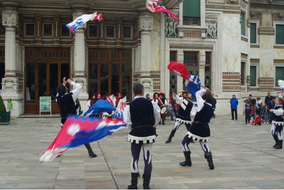 Sbandieratori e Musici Fornovo Taro (PR): Anno - 2015 Evoluzioni con le bandiere