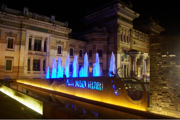 Salto con L'asta: La fontana con il gioco di luci cromatiche