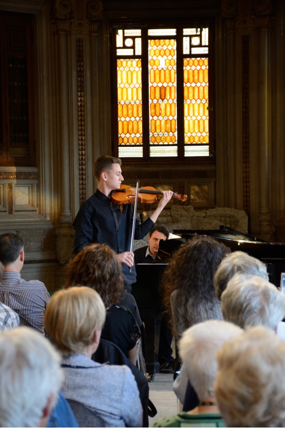 I Musici di Parma Sebino Salso Summer Festival: 24 maggio 2015 - Sviolinata, concerto alle Terme Berzieri. Un violinista si esibisce davanti al pubblico