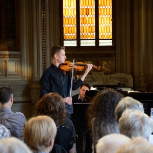I Musici di Parma Sebino Salso Summer Festival: 24 maggio 2015 - Sviolinata, concerto alle Terme Berzieri. Un violinista si esibisce davanti al pubblico