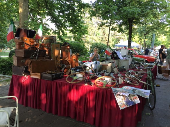 Salsomotormeeting: Anno 2015 - Bancarelle con oggettistica vintage per auto