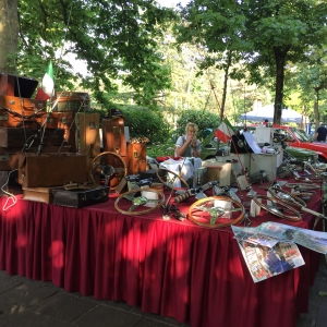 Salsomotormeeting: Anno 2015 - Bancarelle con oggettistica vintage per auto
