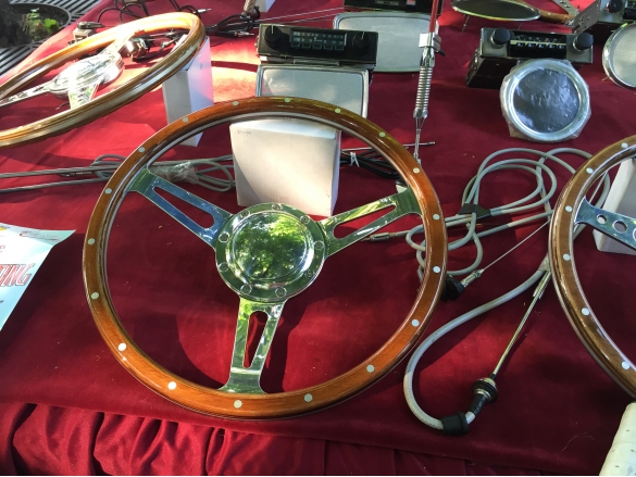 Salsomotormeeting: Anno 2015 - Bancarelle con oggettistica vintahe per auto