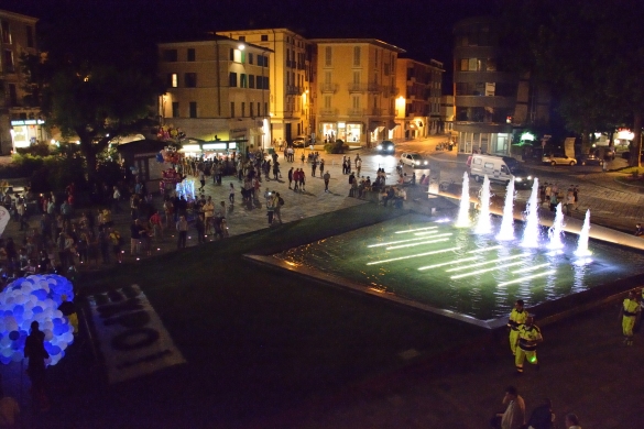 Notte Celeste: Anno 2015 - Lancio di palloncini luminosi in piazza Berzieri