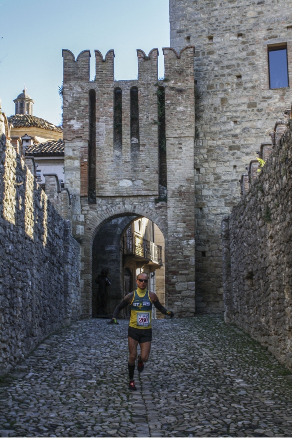 Podismo - UltraKmarathon: Atleta in corsa nel borgo di Vigoleno