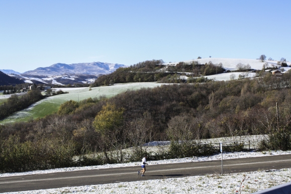 Podismo - Ultra K Marathon: Atleta in corsa tra le colline innevate
