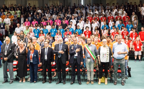 Bridge Mondiali Juniores: Palazzo Congressi, Auditorium Europa. La Cerimonia di inaugurazione, il Sindaco Filippo Fritelli e le autorità in piedi per l'inno e con l'apertura ufficiale dei giochi