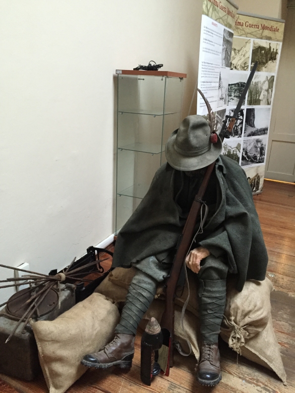 Mostra Grande Guerra: La sagom di un militare con gli indumenti del tempo