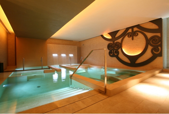 Centro Benessere Terme di Salsomaggiore: Piscina con percorso idromassaggio multiplo, 3 getti d’acqua per il massaggio cervicale, 4 erogatori d’acqua per il massaggio cervicale, spalle e schiena, panche e chaise longue per idromassaggio, idromassaggio intensivo