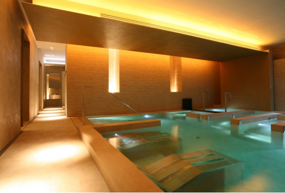 Centro Benessere Terme di Salsomaggiore: Piscinatermale con percorso idromassaggio multiplo, 3 getti d’acqua per il massaggio cervicale, 4 erogatori d’acqua per il massaggio cervicale, spalle e schiena, panche e chaise longue per idromassaggio, idromassaggio intensivo