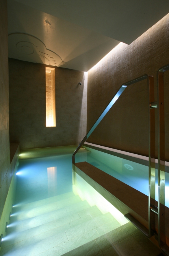 Centro Benessere Terme di Salsomaggiore: Piscina termale con vasca aromoterapica, dotata di diffusione sonora subacquea