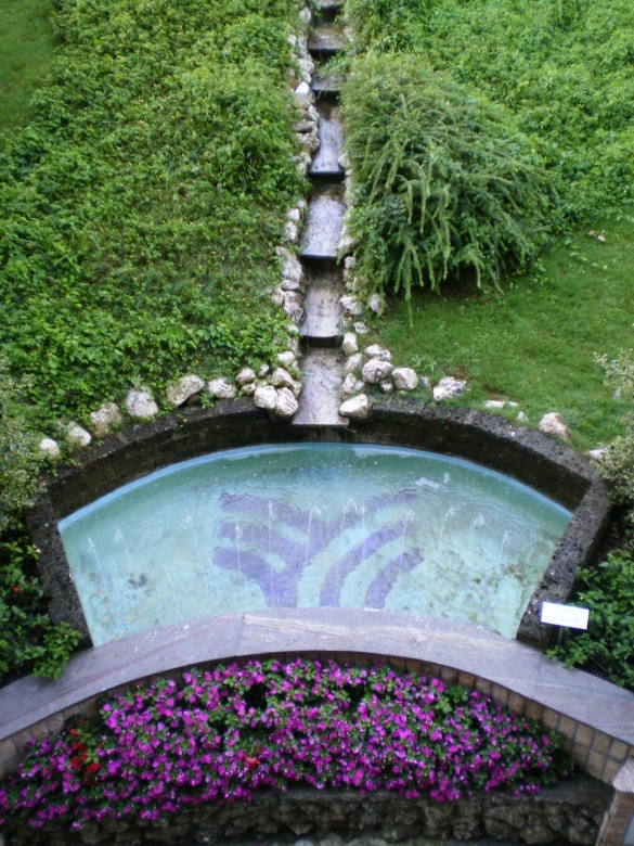  Terme di Tabiano: Fontana con logo tematico