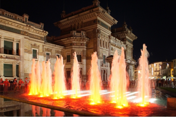Piazza Lorenzo Berzieri: La fontana con un gioco di luci cromatiche