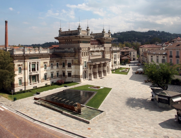 Piazza Lorenzo Berzieri: Veduta panoramica sulla piazza con l'imponente edificio Liberty delle Terme Berzieri