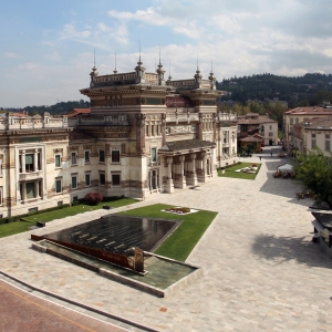 Piazza Lorenzo Berzieri: Veduta panoramica sulla piazza con l'imponente edificio Liberty delle Terme Berzieri