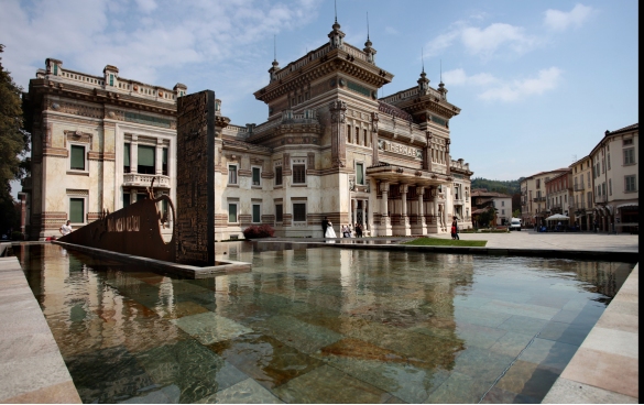 Piazza Berzieri: La piazza con la fontana e le terme