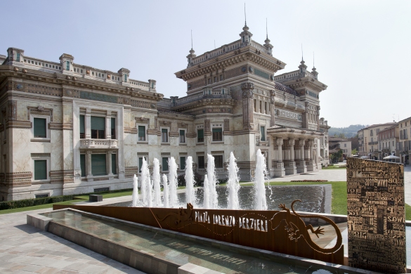 Piazza Lorenzo Berzieri: La fontana con l'opera bronzea di Giorgio Milani